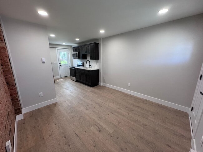 Building Photo - Trendy Urban Loft