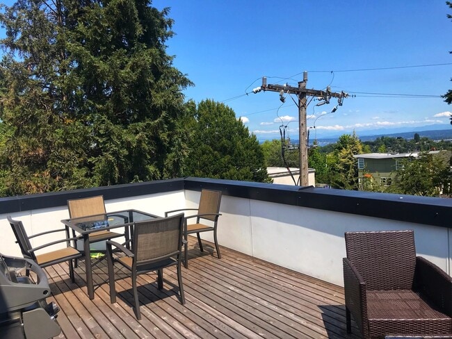 Building Photo - Gorgeous, Airy Townhome on Treelined Stree...