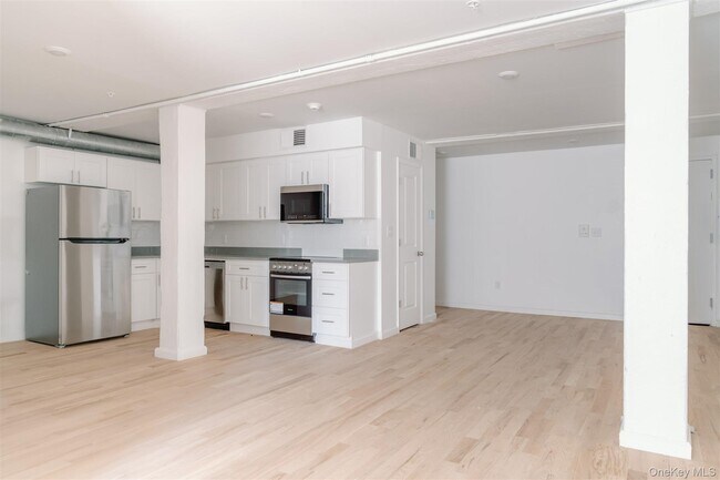 Building Photo - 155 River St