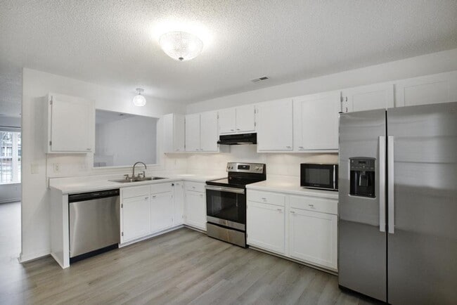 Building Photo - An adorable home! Pets Welcome!
