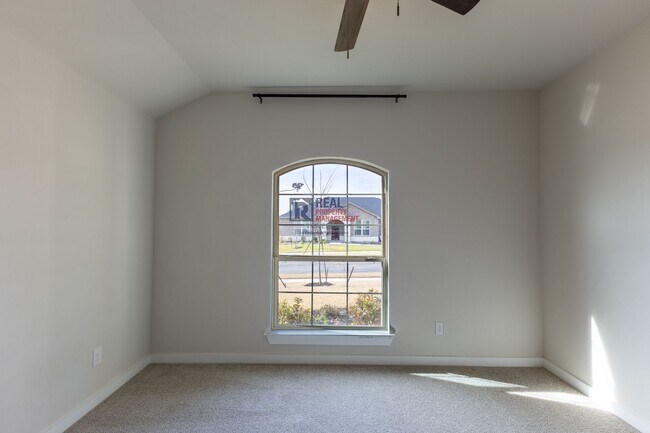 Building Photo - Spacious Glen Rose Home with Open Floorplan & Office Space