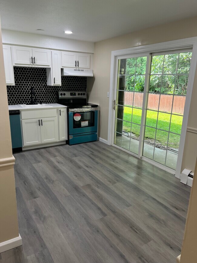 Building Photo - 4 Loveland Hill Rd