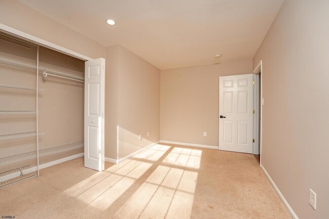 Building Photo - 558 London Ct