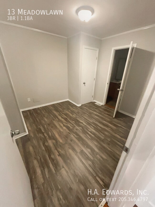 Building Photo - 13 Meadowlawn-