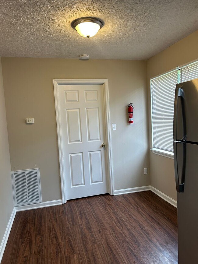 Building Photo - 1041/1043 Cantrell Ln