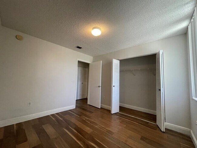 Building Photo - 6992 SW 39th St
