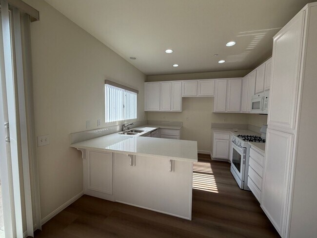 Building Photo - 547 Hart Dr