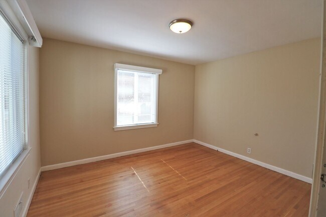 Building Photo - 2 Bedroom 1 Bathroom House in Wedgwood!