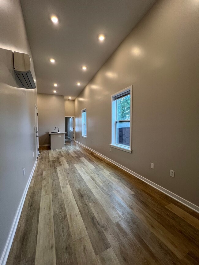 Building Photo - 304 Ege Ave
