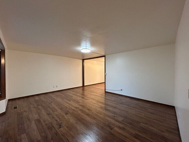 Building Photo - Timeless 5 Bed, 2.5 Bath Home - SW Beaverton