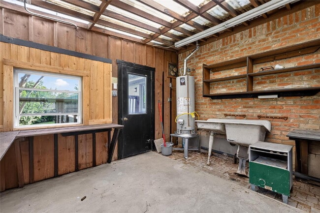 Building Photo - "Fully Remodeled 4-Bedroom Luxury Home Backing to a Greenbelt with Two Primary Suites!"