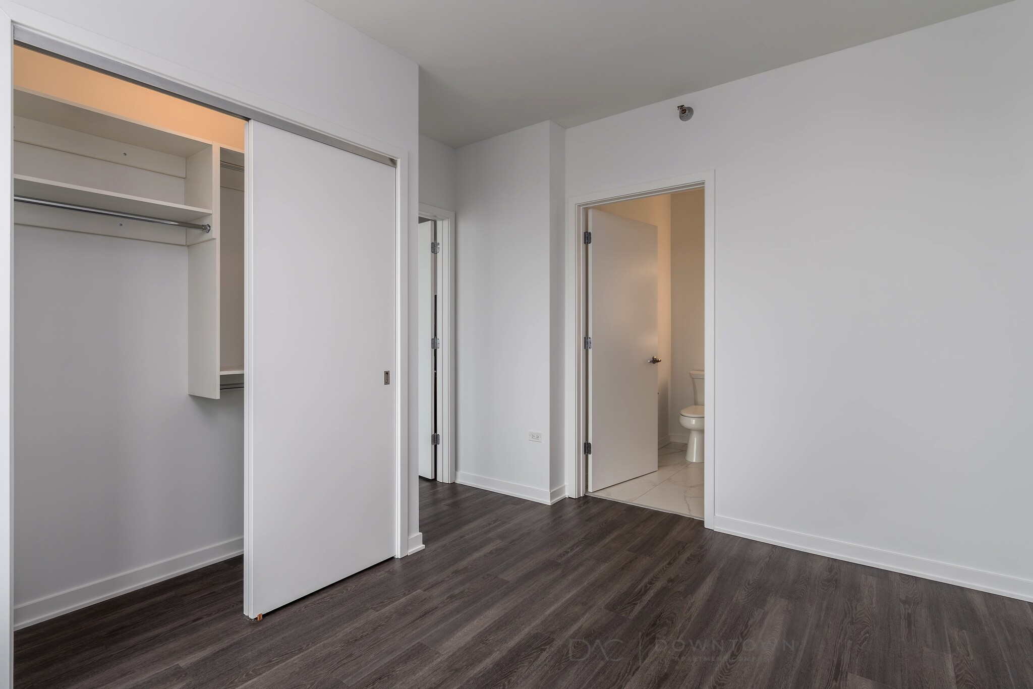 Building Photo - 1254 N La Salle Dr