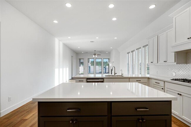 Building Photo - 15906 Golden Trails Ct