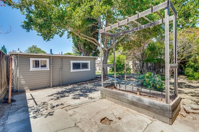 Building Photo - 1940's Quaint 2 Bedroom Single Story Home off of Hedding Street with Modern Amenities & Great Bac...