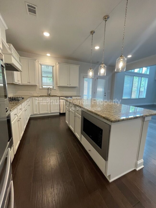 Building Photo - 1825 Dahlia Dr
