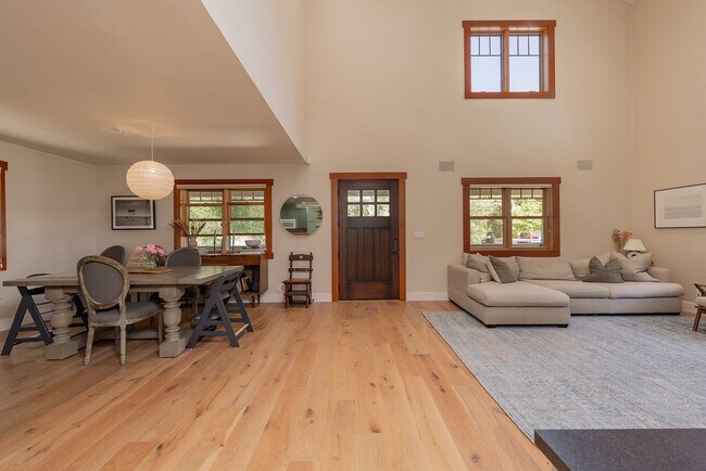 Building Photo - Private Creek Rd Paradise