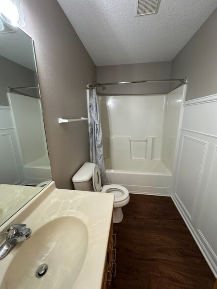 Building Photo - 585 SE Crabapple Dr
