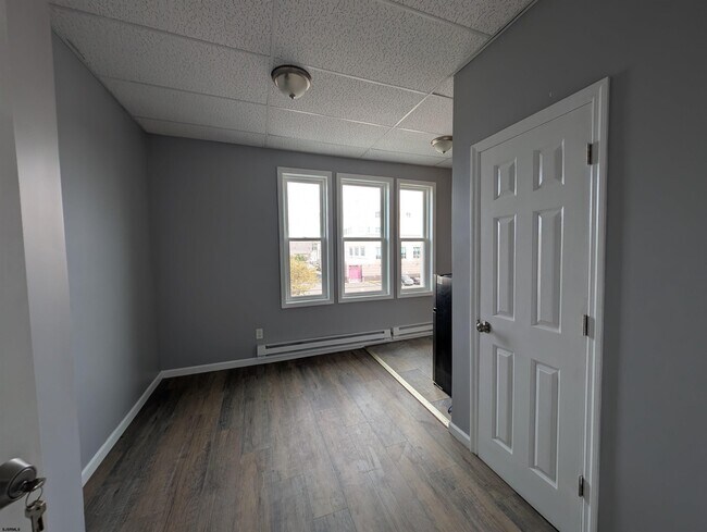 Building Photo - 16 N Iowa Ave