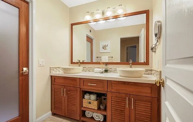 Building Photo - 43 Chapital