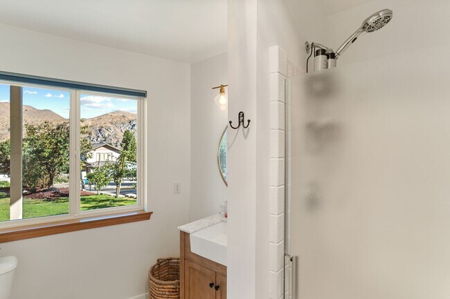 Building Photo - Luxurious Fully Furnished 3-Bedroom, 4-Bat...