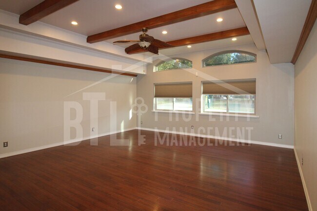 Building Photo - Spacious 3-Bed, 3-Bath Home Near Table Rock Lake – Pet Friendly with Pool & More!