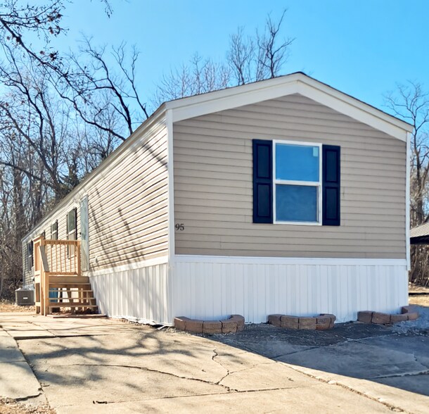 Building Photo - 95 Deerwood Park