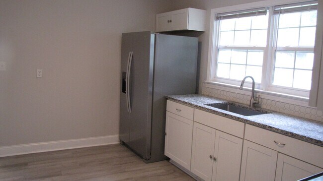 Building Photo - Charming 3 Bedroom, 1 Bathroom Home