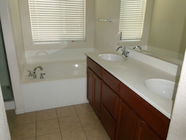 Building Photo - 1508b