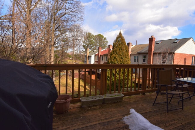 Building Photo - 3 Bedroom, 3.5 Bathroom Townhouse in North...