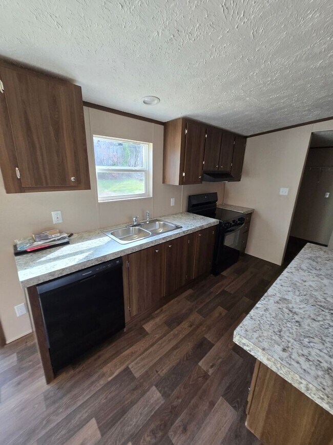 Building Photo - For Rent: Beautiful 3 Bedroom, 2 Bathroom Home