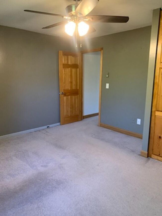Building Photo - 967 Stratford Ct