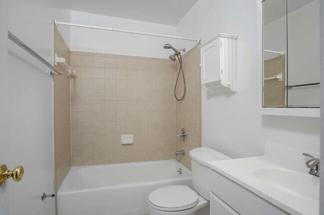 Building Photo - Charming Townhouse: Your New Home Awaits!