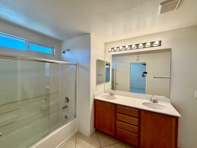 Building Photo - Beautiful 5 bedroom House