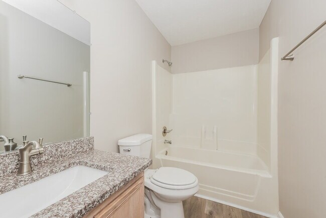 Building Photo - 200 Lake Forest Dr