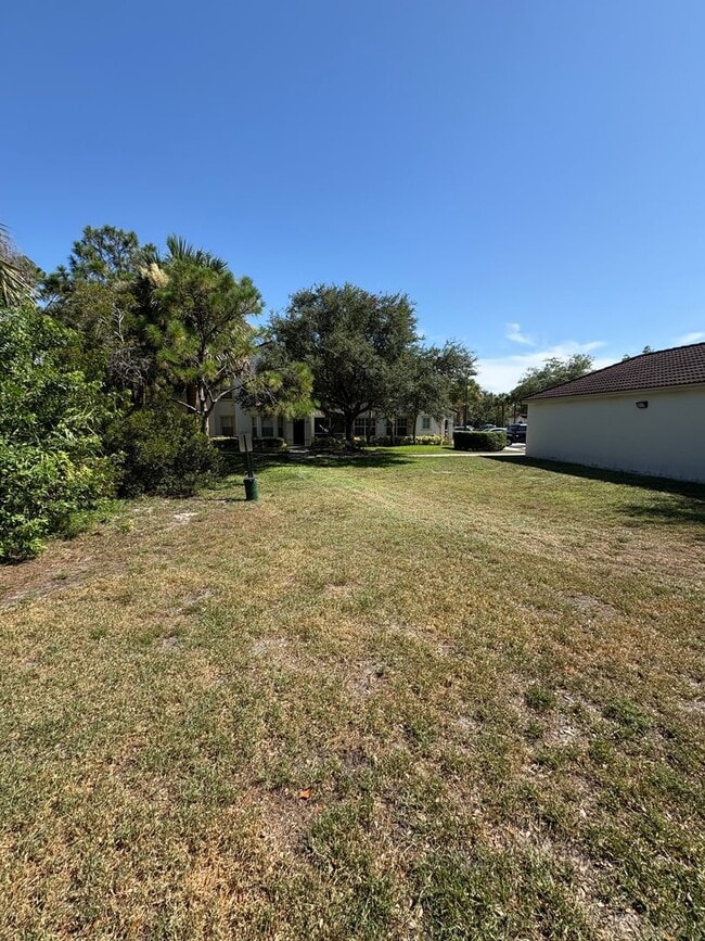 Building Photo - Bright & Beautiful 2/2 Condo in The Estate...