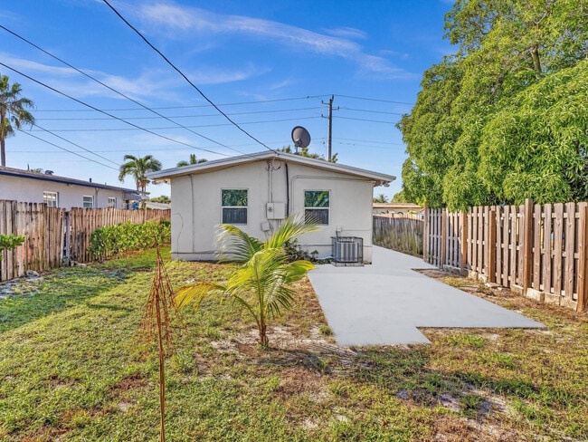 Building Photo - 525 NW 10th Ave