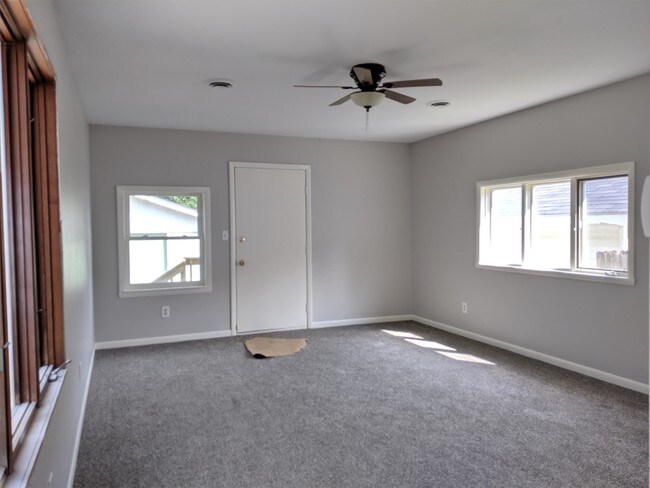 Building Photo - 536 Lawn Dr