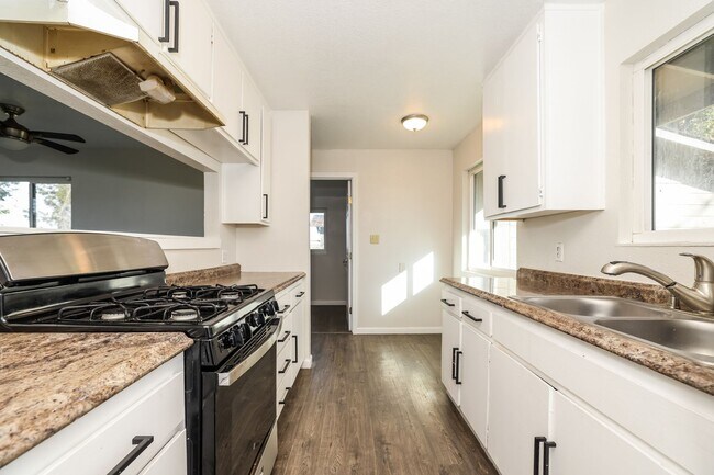 Building Photo - PURE Property Management Presents: 3 Bedroom 2 Bath in Santa Rosa!