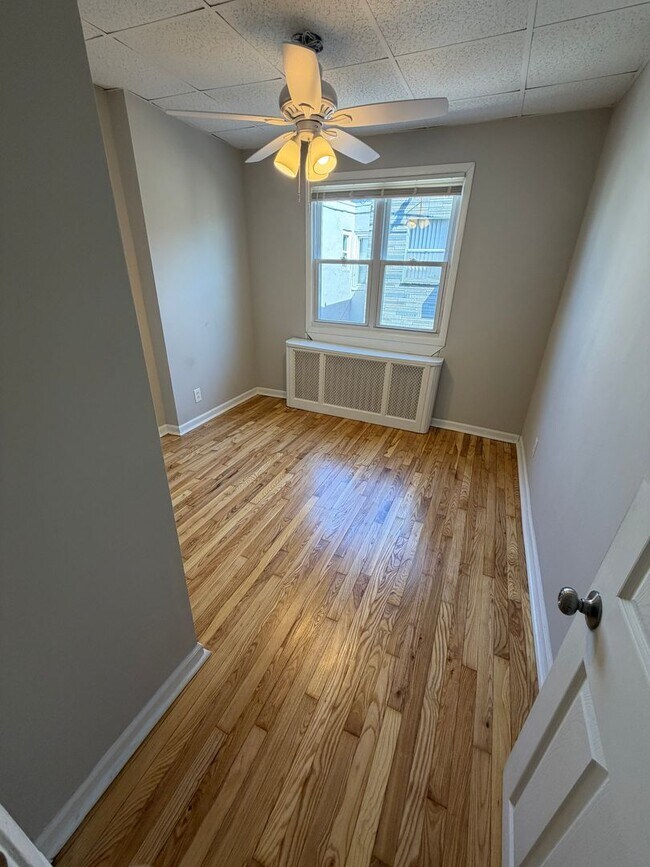Building Photo - Move-In Ready 3BR/1BA South Philly Rowhome with In-Unit Laundry — 3BR Housing Choice Vouchers Wel...