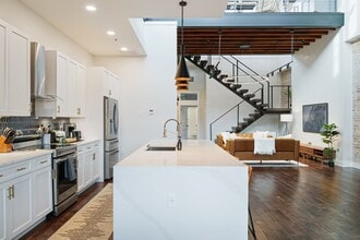 Building Photo - 122 College St