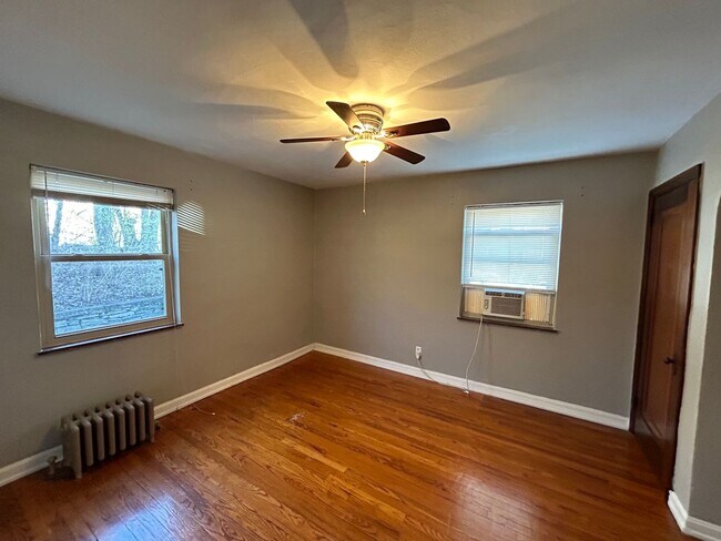 Building Photo - 2351 Ravine St