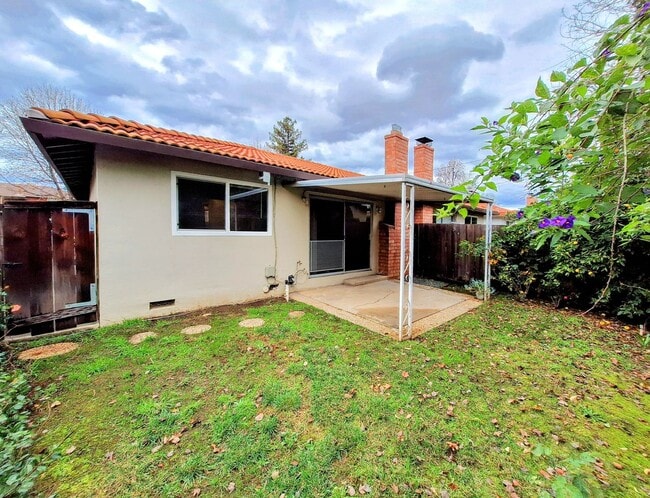 Building Photo - Charming 2bd Duplex With Private Yard & Garage