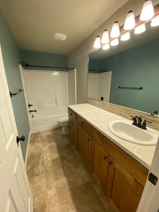 Building Photo - Oakview 3 Bedroom Beauty w/huge Bonus Room!