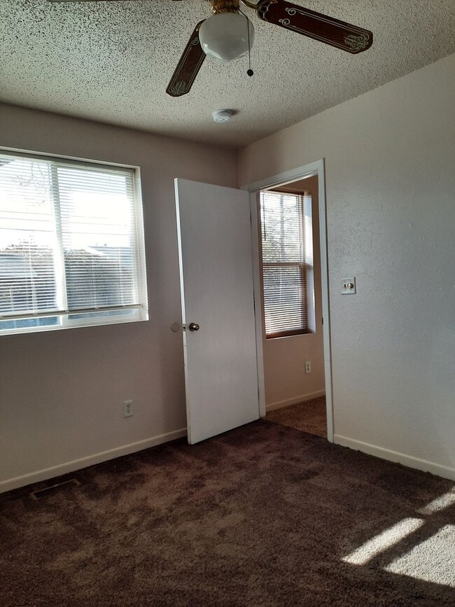 Building Photo - 3 BEDROOM | 2 BATH | HOUSE | SINGLE GARAGE...