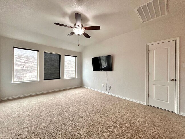 Building Photo - Bright & Beautiful 4 Bed, 3.5 Bath Home with Room for Everyone