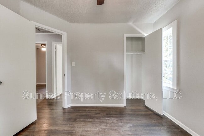 Building Photo - 3933 SW 24th St