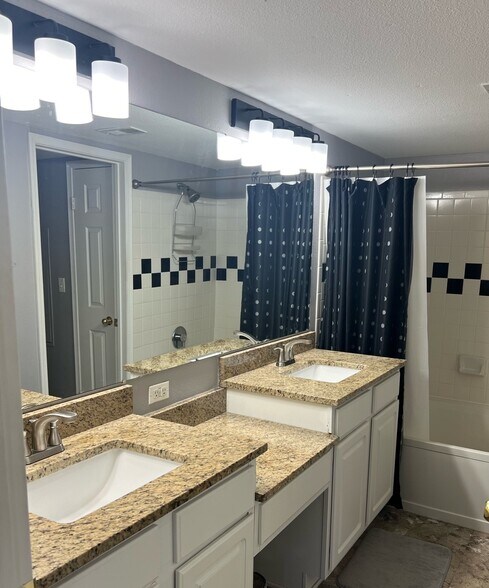 Primary Bathroom - 1927 Piper St