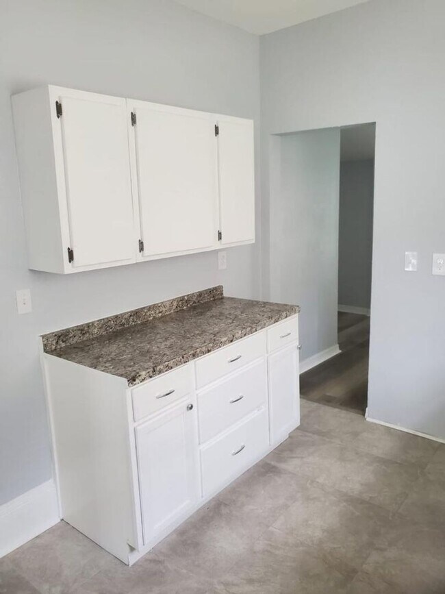 Building Photo - Fully Renovated 3/2 Single Family Ready for Move In!