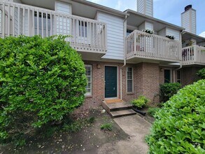 Building Photo - Medical Center Living at Its Best – Poolsi...