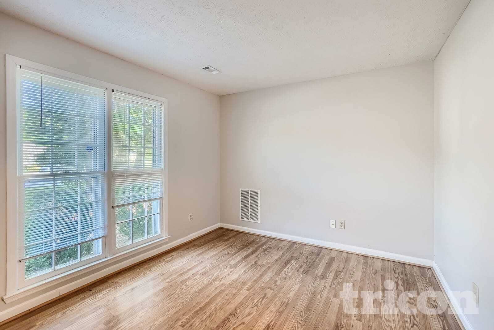 Building Photo - 5 Meadow Green